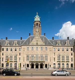 一座顶部有钟楼的大楼