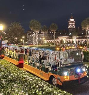 一辆满载乘客的巴士停在一栋建筑物前