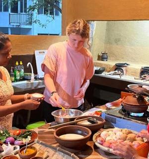 三个女人站在厨房准备食物