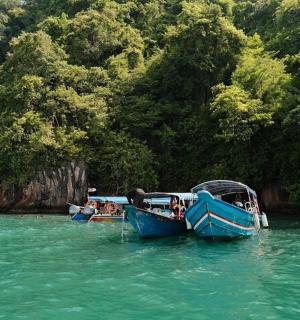 三艘船停在山边的水中