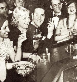 一群人坐在酒吧喝酒