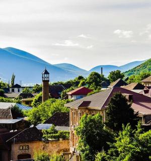 一座以钟楼和群山为背景的小镇