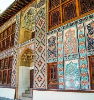 侧面有马赛克的建筑