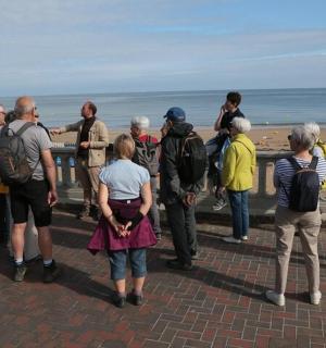 一群人站在那里看着海滩