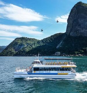 水上的一艘船，背景是一座山