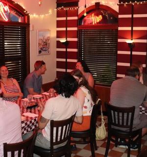 skupina lidí sedících u stolu v restauraci