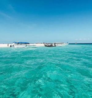 skupina lodí ve vodě poblíž pláže