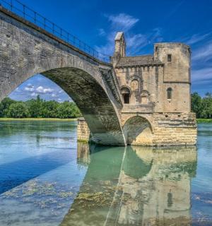 河上的一座老桥和一座城堡