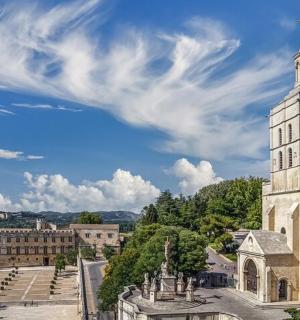 一座高塔，塔顶有一座雕像