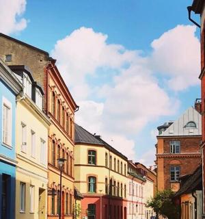 řada barevných budov na městské ulici