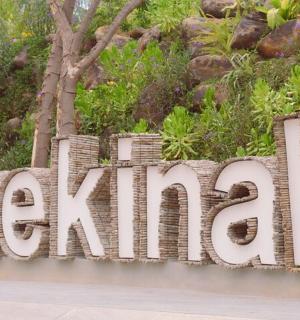 ein großes Schild für den Zoo von Singapur