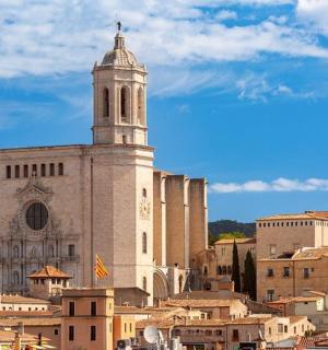 城市顶部有塔楼的大型建筑