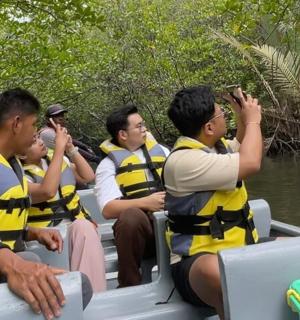 一群人在水上的船上