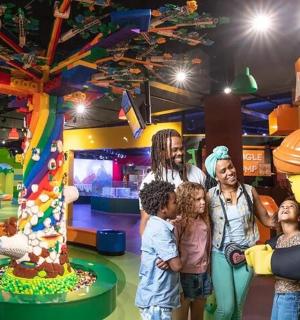 skupina lidí stojících před herním centrem