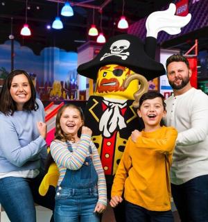 一家人在海盗服装前合影