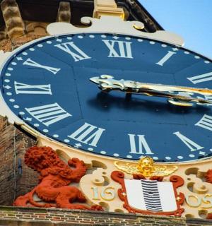 一个蓝色的钟,上面有红色的熊