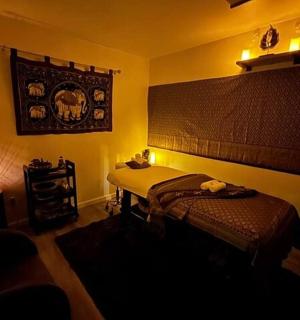 ložnice s postelí a lampou na zdi