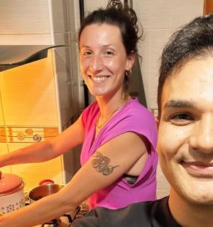 厨房里，一位女士站在一位男士旁边