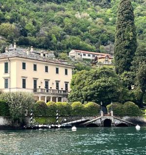 мост преко водене површине са зградама