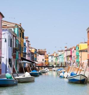 运河中的一群船只和色彩缤纷的建筑