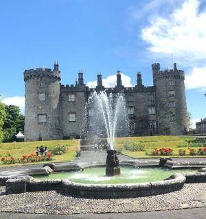 hrad s fontánou před ním