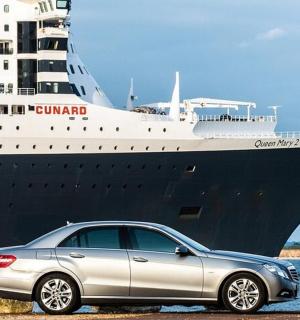 停在游轮前的一辆汽车