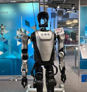 robot stojící před displejem