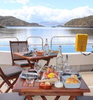 stůl na palubě lodi s jídlem na něm