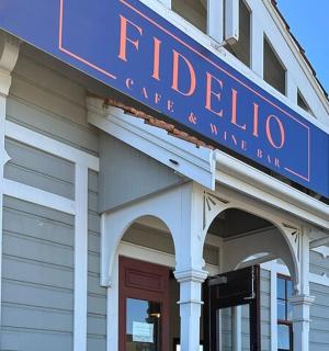 modrá značka na boku budovy