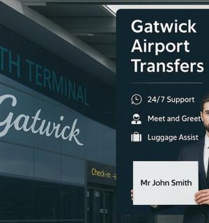 muž v obleku držící ceduli před budovou