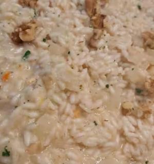 一盘蘑菇米饭的特写