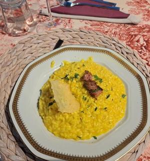 桌上的一盘食物