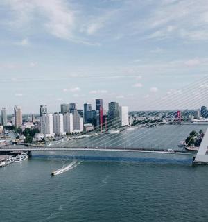 一座横跨河流的桥,背景是一座城市