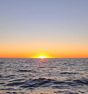 夕阳西下,海上的落日