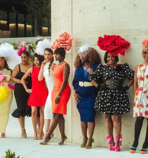 一群妇女站在墙边