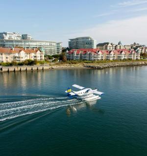 城市附近水中的一艘小船