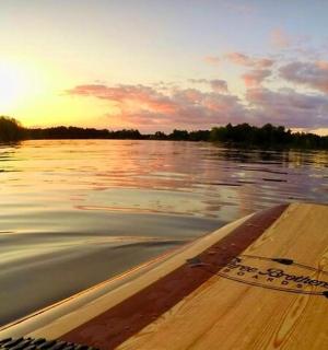 水上的一艘船,背景是日落