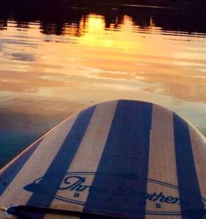 水中船尾的特写