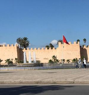 to personer som sykler foran en bygning