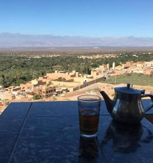 en vannkoker og et glass på et bord med utsikt
