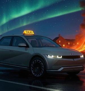 一辆停在极光下的停车场的汽车