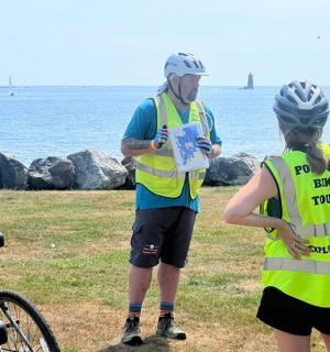 一群穿着黄色背心的人站在水边