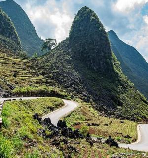 山上的一条蜿蜒道路,背景是群山