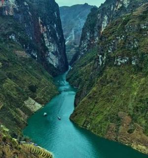 峡谷河流的鸟瞰图