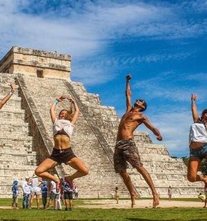 一群人在金字塔前跳跃