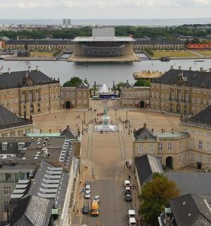 Letecký pohled na město s řekou a budovami