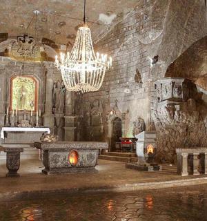 一座有枝形吊灯和石墙的教堂