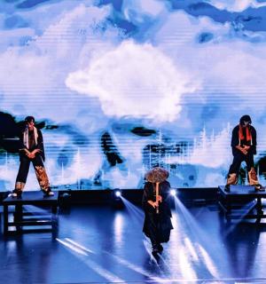 一群人站在舞台上