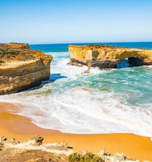 pohled na pláž s jeskyní v oceánu