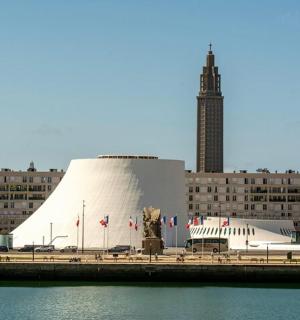 一座白色的大楼,楼前有一座雕像